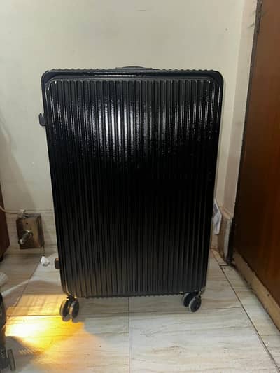 Sleek Black Hard-Shell Spinner Suitcase