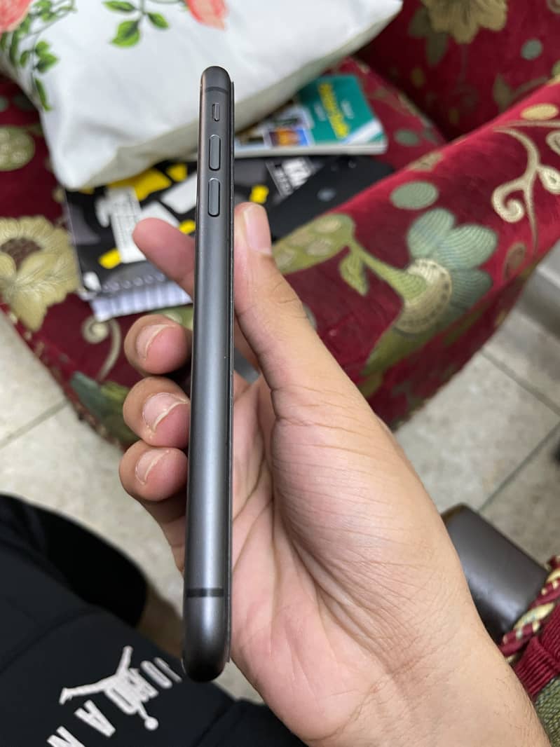 Apple iPhone 11 4
