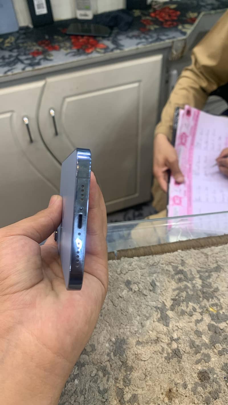 Apple iPhone 13 2