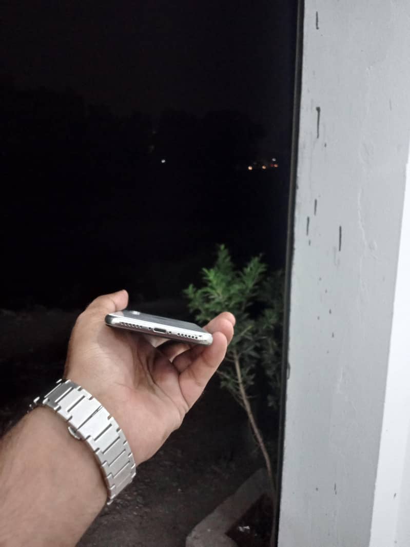 Apple iPhone X 4