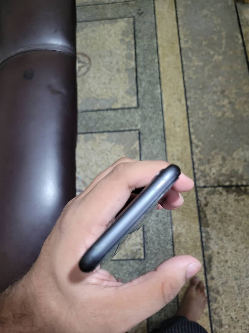 Apple iPhone 11 4