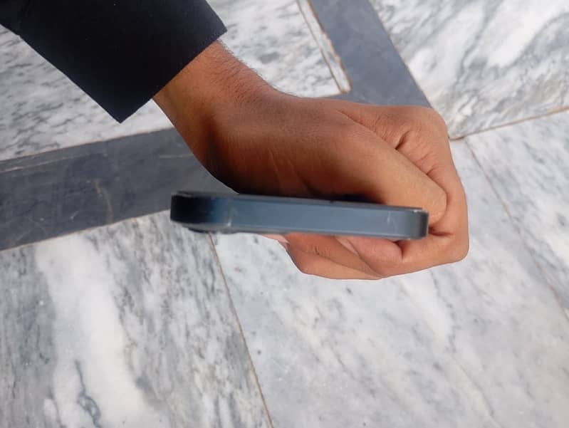 Apple iPhone 13 2
