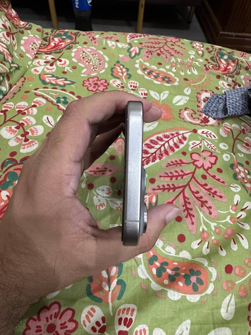 Apple iPhone 15 Pro Max 2
