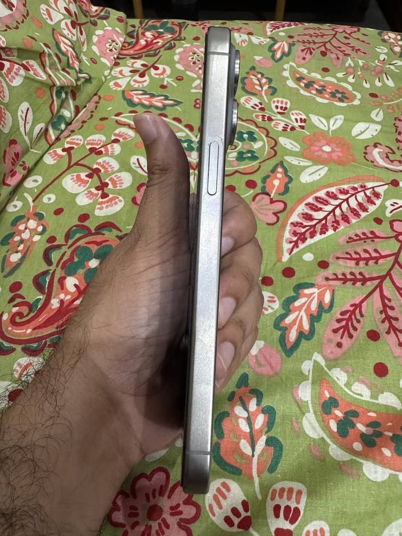 Apple iPhone 15 Pro Max 4