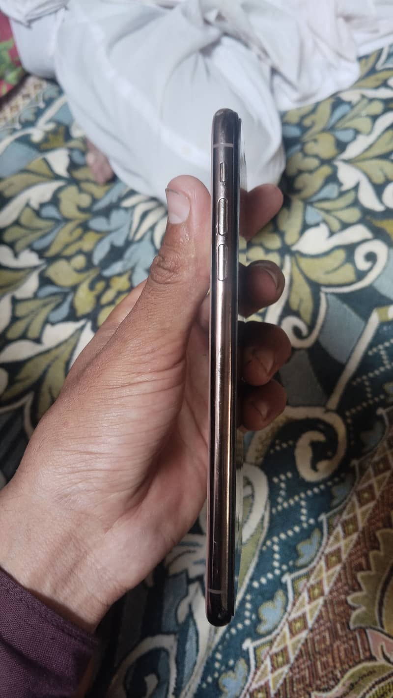 Apple iPhone XS Max 3