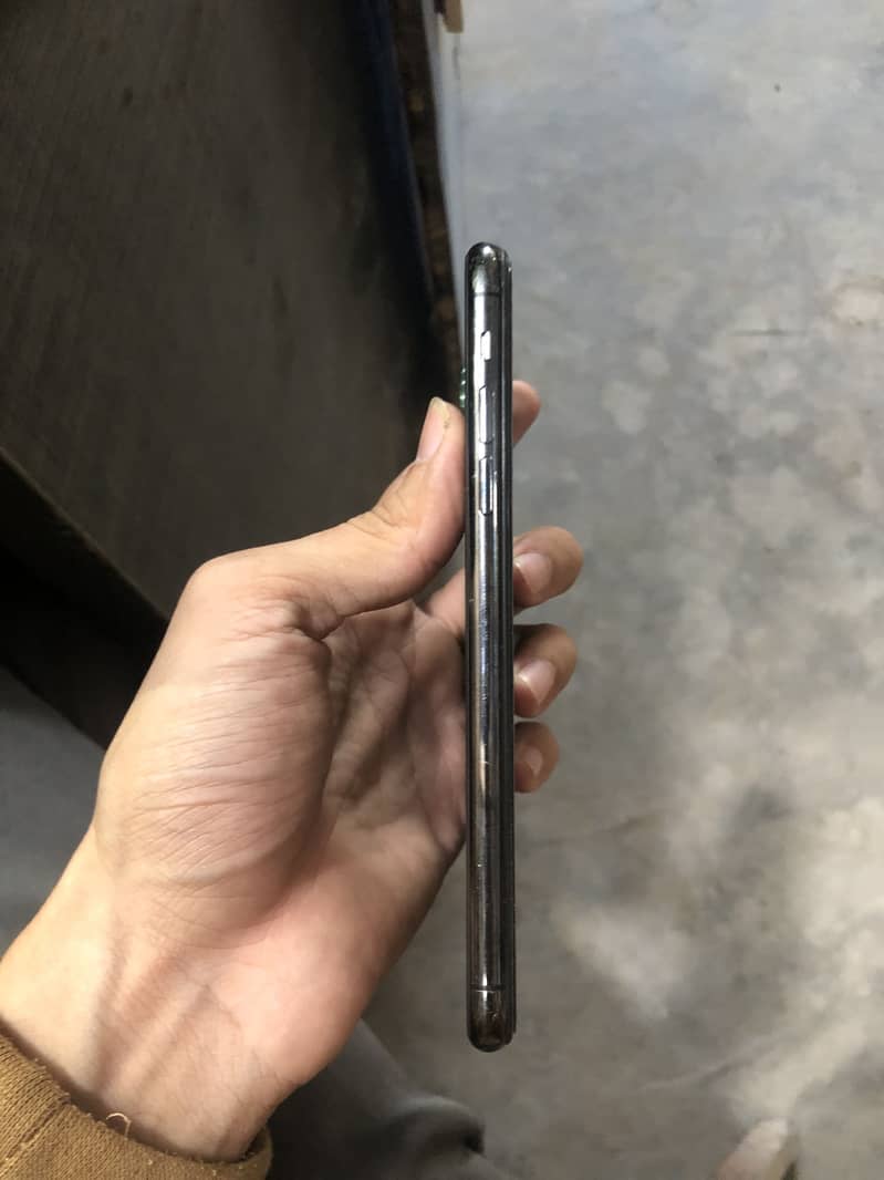 Apple iPhone 11 Pro Max 2