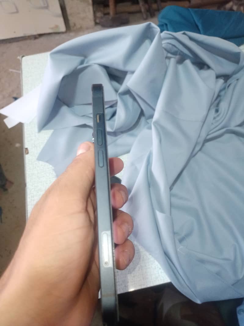 Apple iPhone 13 4