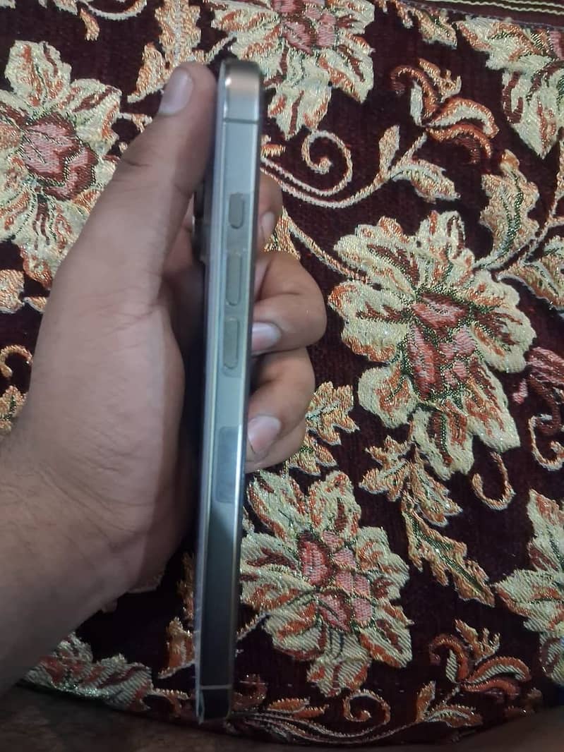 Apple iPhone 16 Pro Max 7