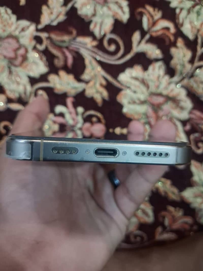 Apple iPhone 16 Pro Max 6