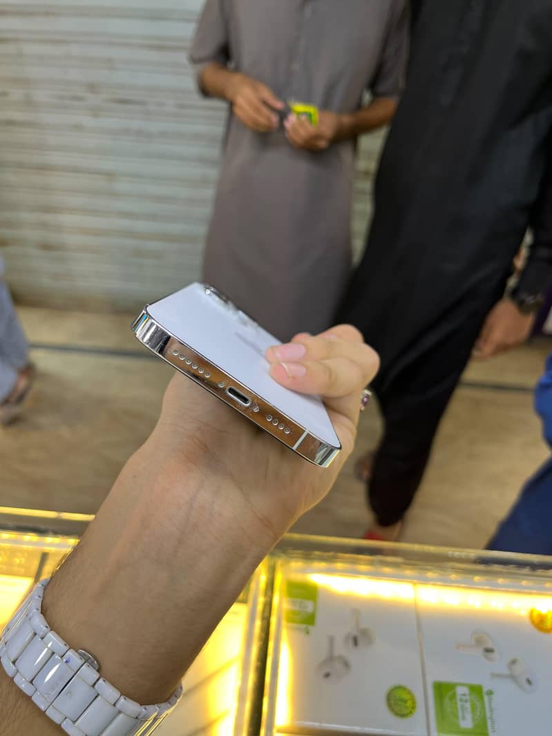Apple iPhone 14 Pro Max 4