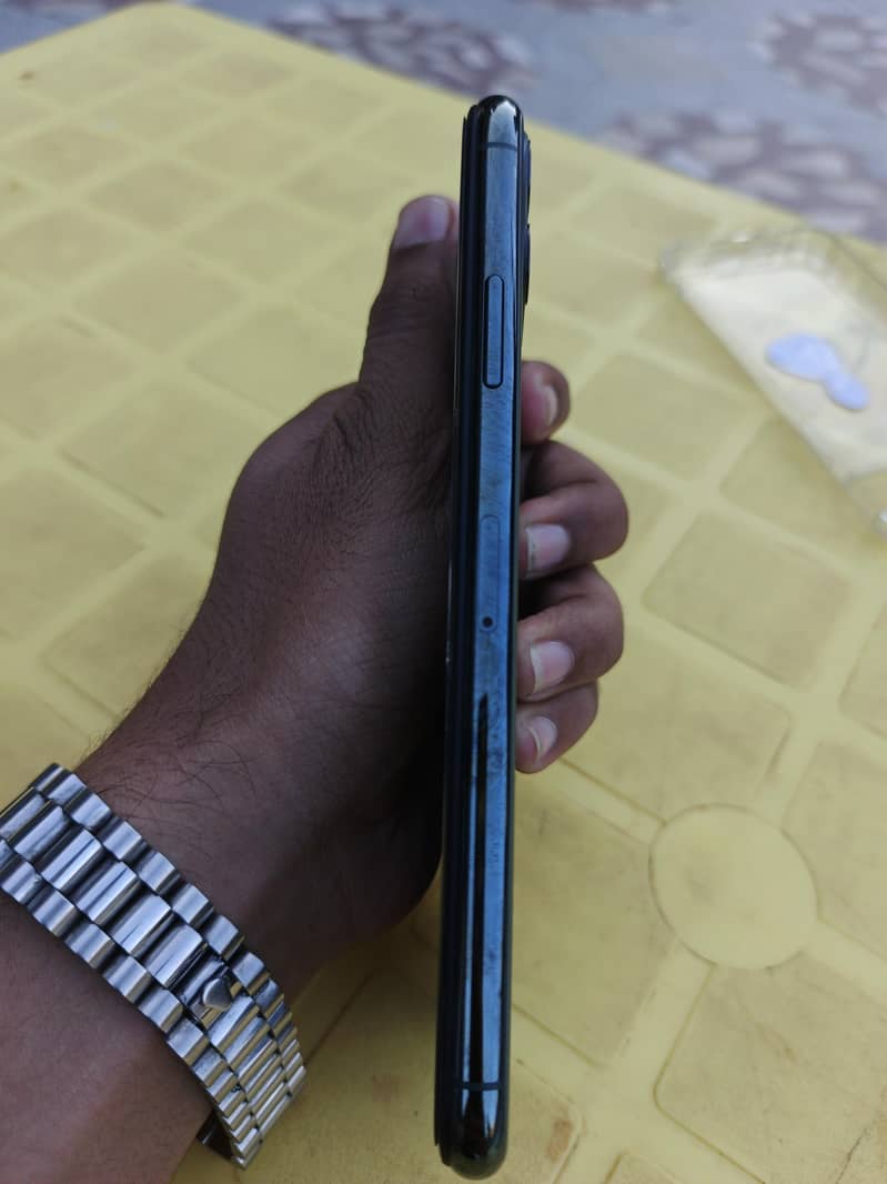 Apple iPhone 11 Pro Max 4
