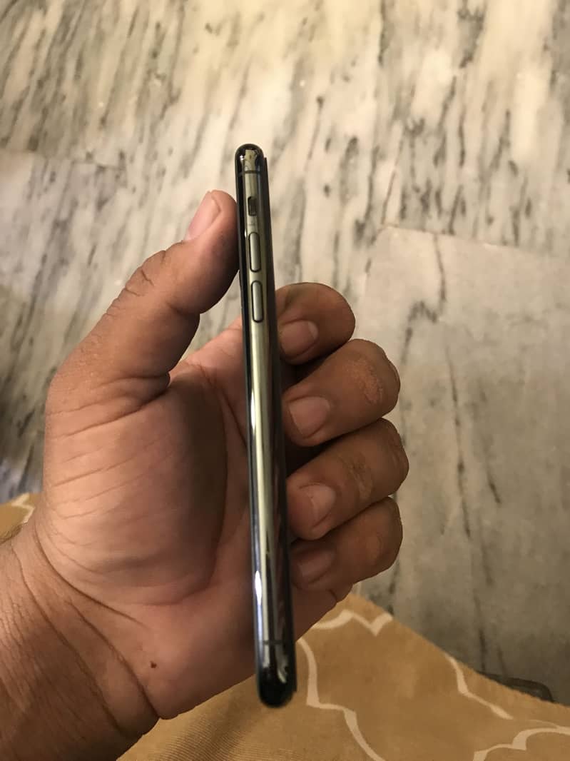 Apple iPhone 11 Pro 4