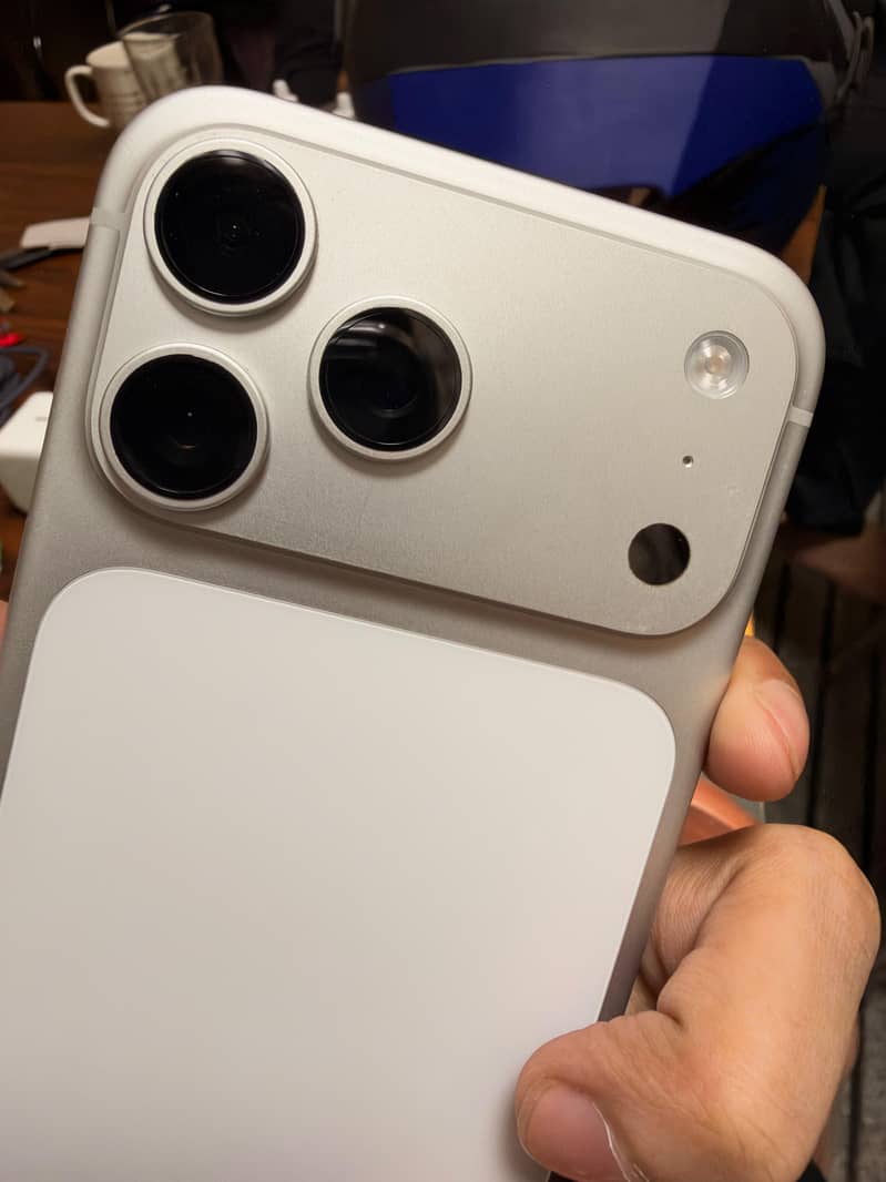 Apple iPhone 17 Pro Max 4