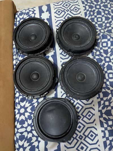Car front speakers with one down fire woofer