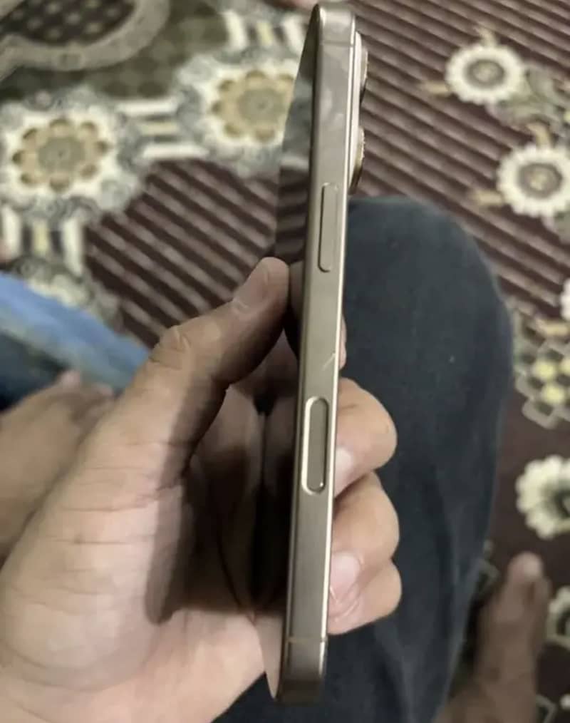 Apple iPhone 16 Pro 2