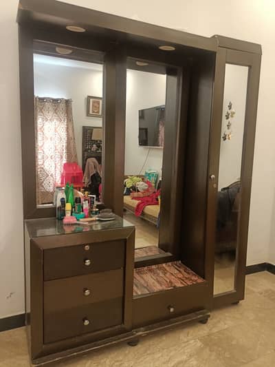 Bed with 2 side tables and dressing table