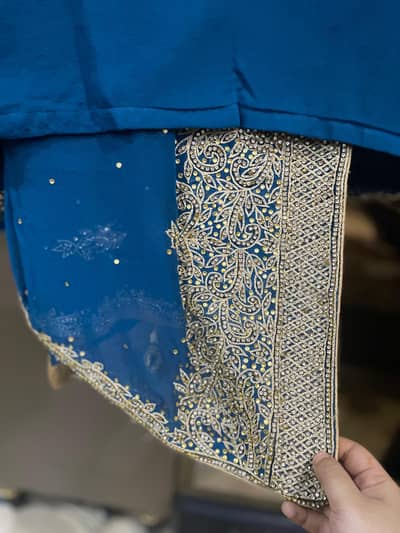 saree zinc color ki h handwork kara huwa h
