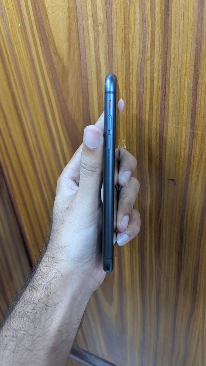 Apple iPhone 11 4