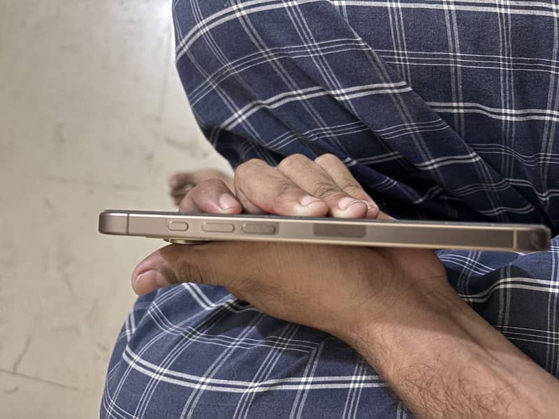 Apple iPhone 16 Pro Max 5