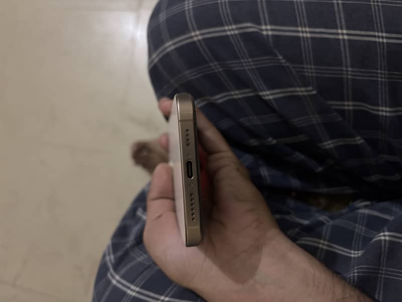 Apple iPhone 16 Pro Max 6