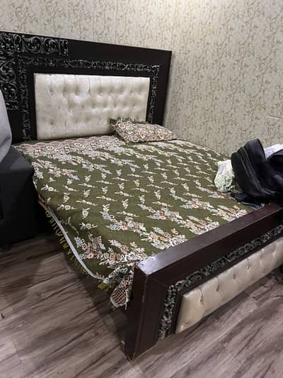 Bed king size full 10/10 without mattress