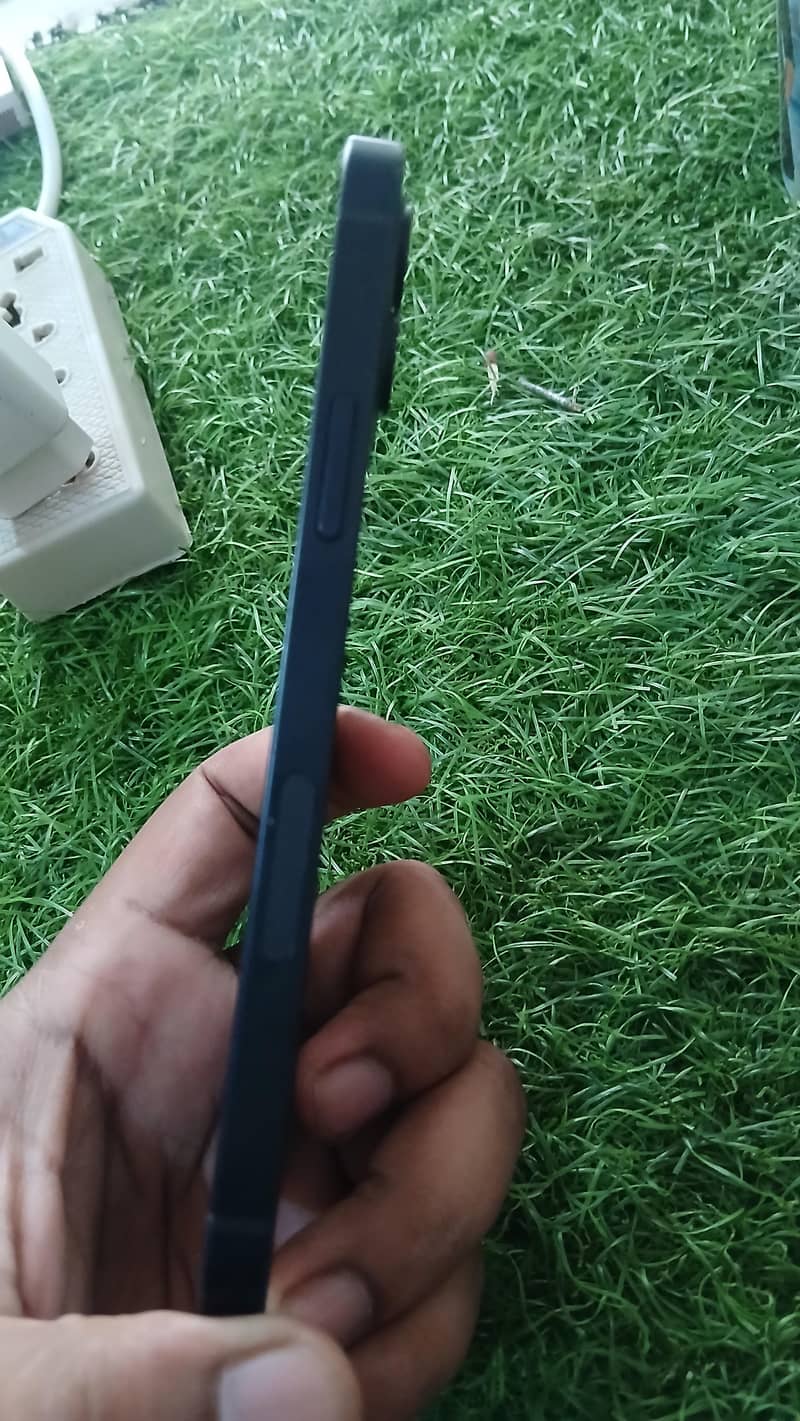 Apple iPhone 12 4