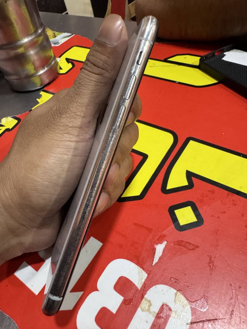 Apple iPhone X 4