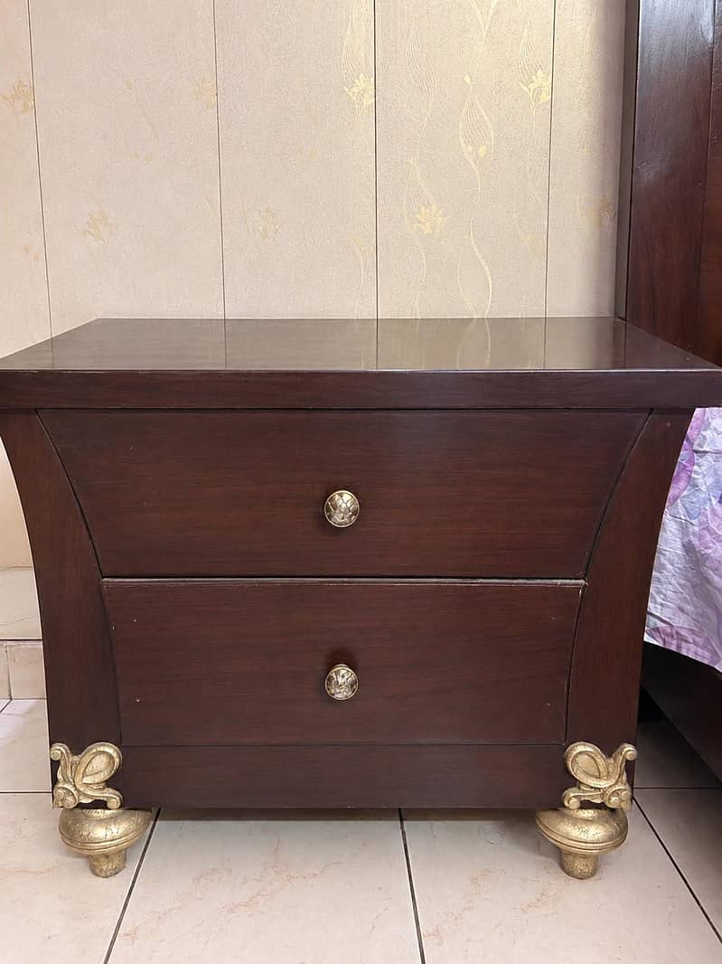 Bed Set | King size bed + 2 bedside tables + dressing table 3