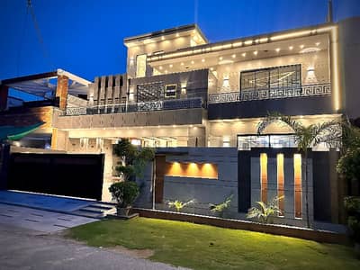 Luxurious 1 Kanal Brand New House For Sale Location Price: 900 Lac (9 Crore) 40 Feet Wide Road