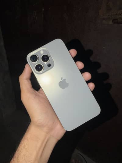 Apple iPhone 15 Pro Max with sim time