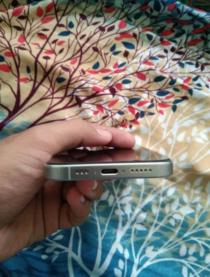 Apple iPhone 16 Pro 1