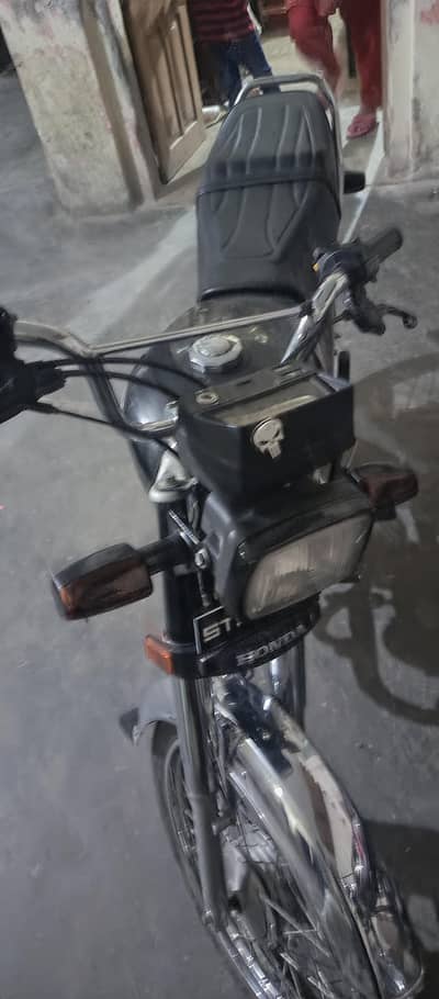 Bike black colour ha CD 70