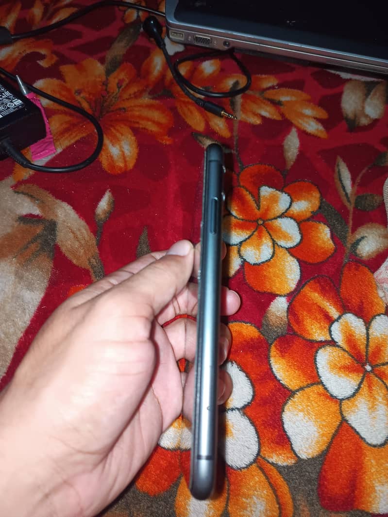 Apple iPhone 11 3
