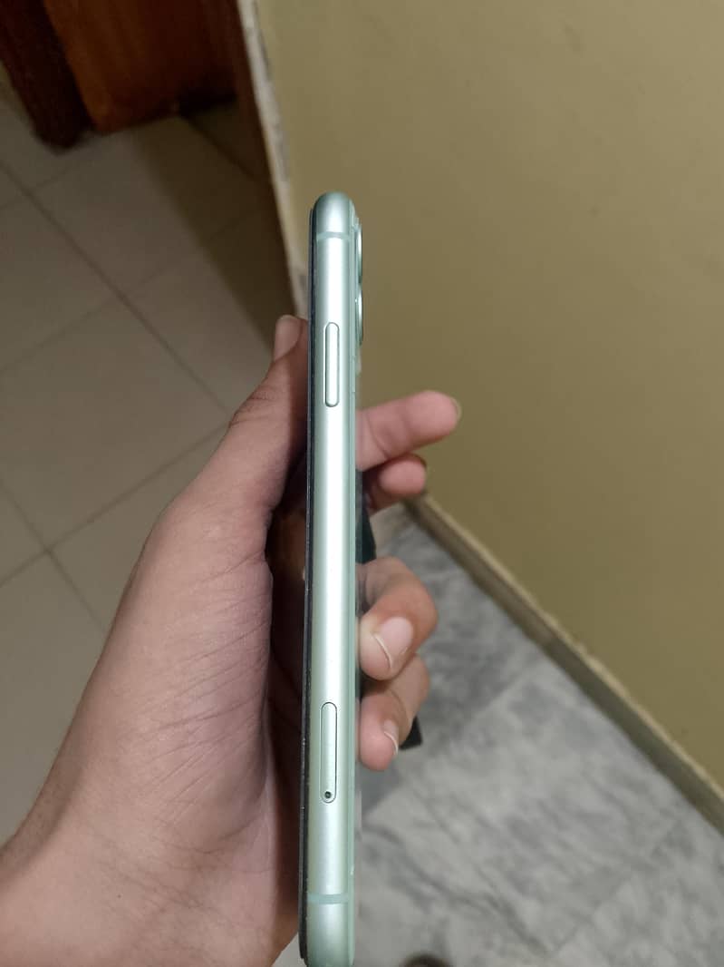 Apple iPhone 11 4