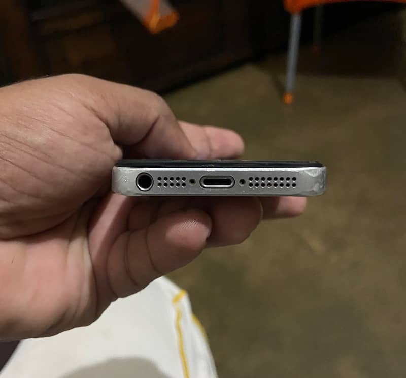 Apple iPhone SE 2016 3