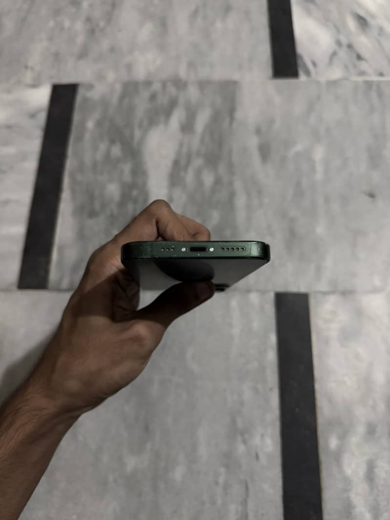 Apple iPhone 13 4