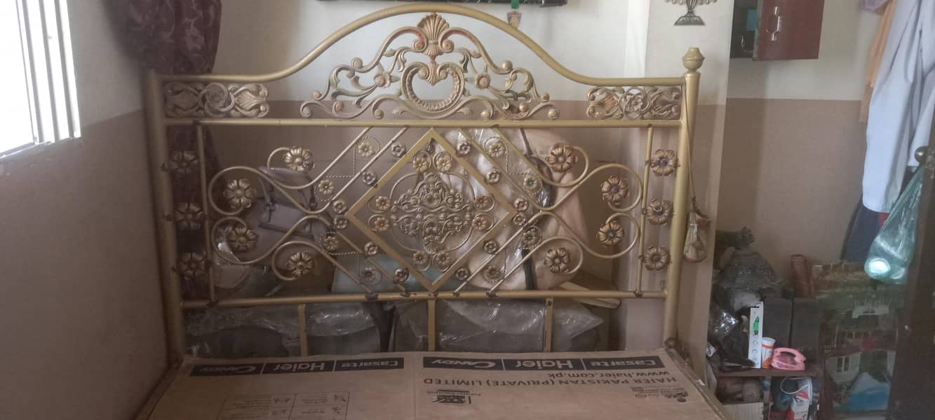 iron bed 0
