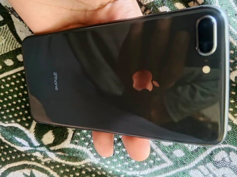 Apple iPhone 8 Plus 1