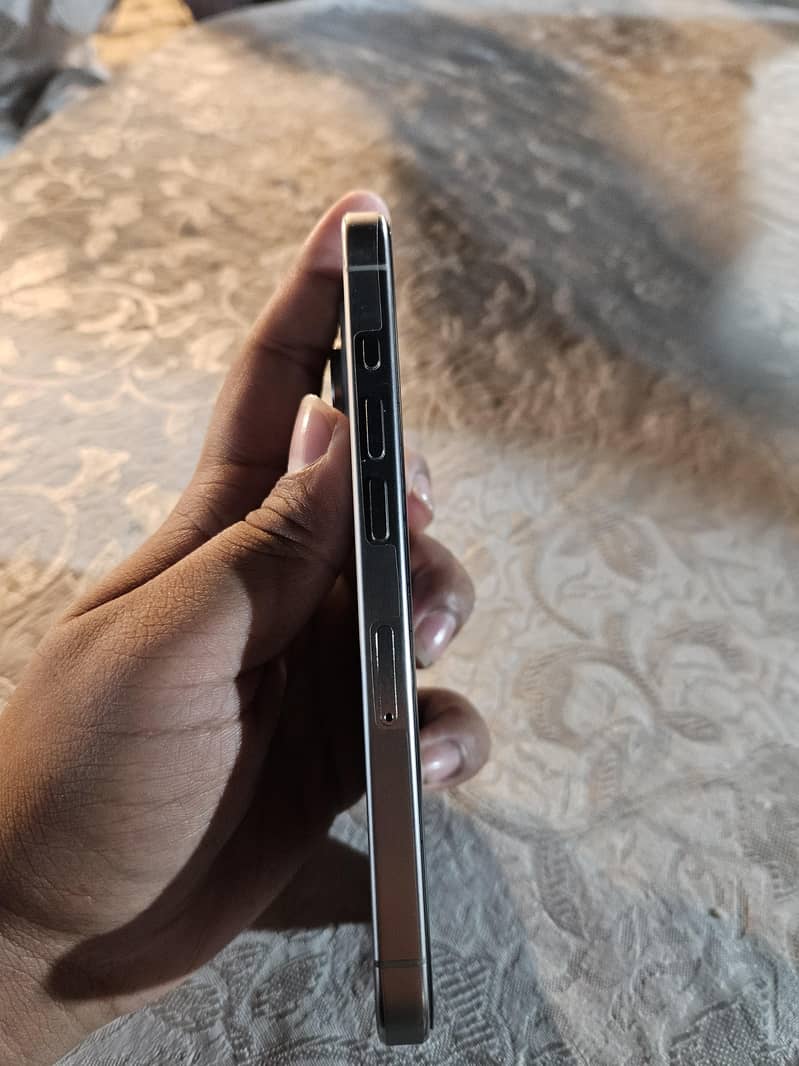 Apple iPhone 15 Pro 3