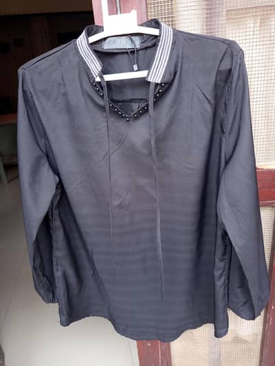 DARK PRELOVED BLACK TOP (LOOKING LIGHT BECAUSE OF SUN LIGHT)