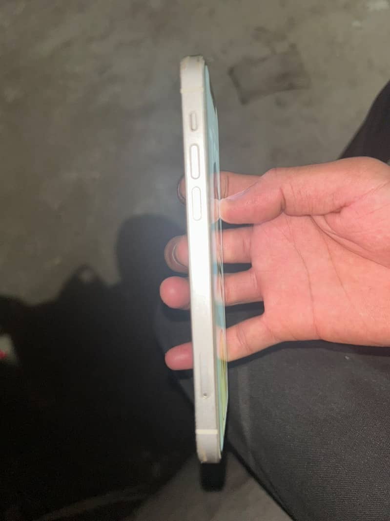 Apple iPhone 12 4