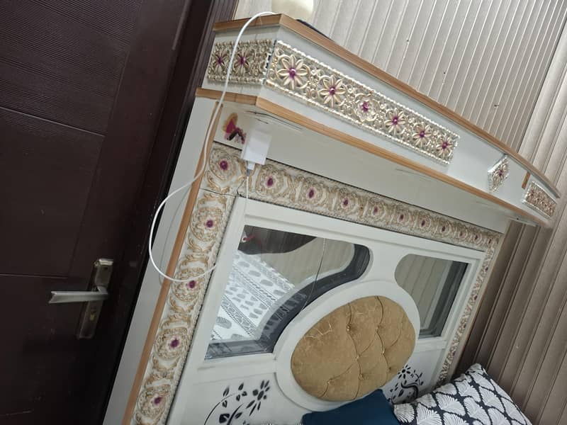 Good condition bed Queen size 0
