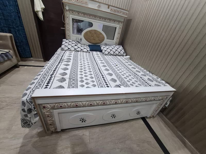 Good condition bed Queen size 1