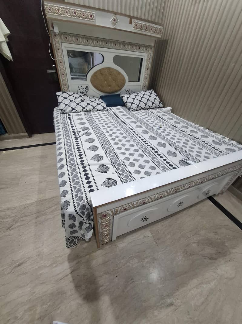 Good condition bed Queen size 4