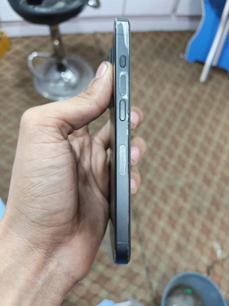 Apple iPhone 15 Pro 3