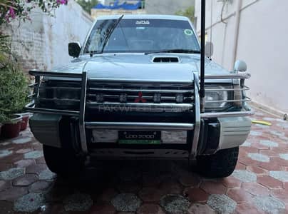 Mitsubishi Pajero 1990
