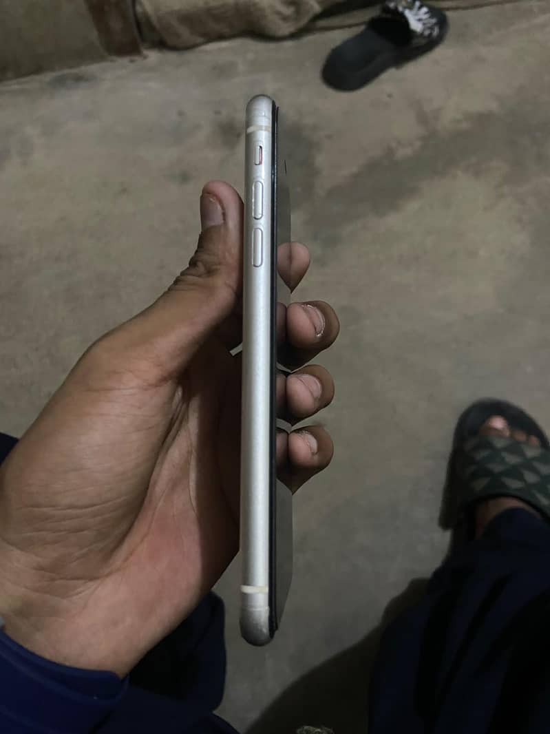 Apple iPhone 11 4