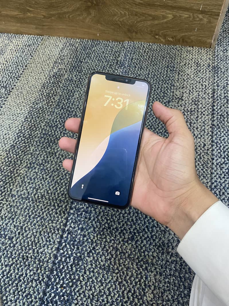 Apple iPhone XS Max 6