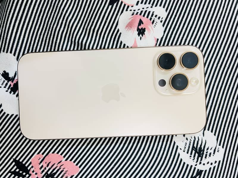 Apple iPhone 16 Pro Max 0
