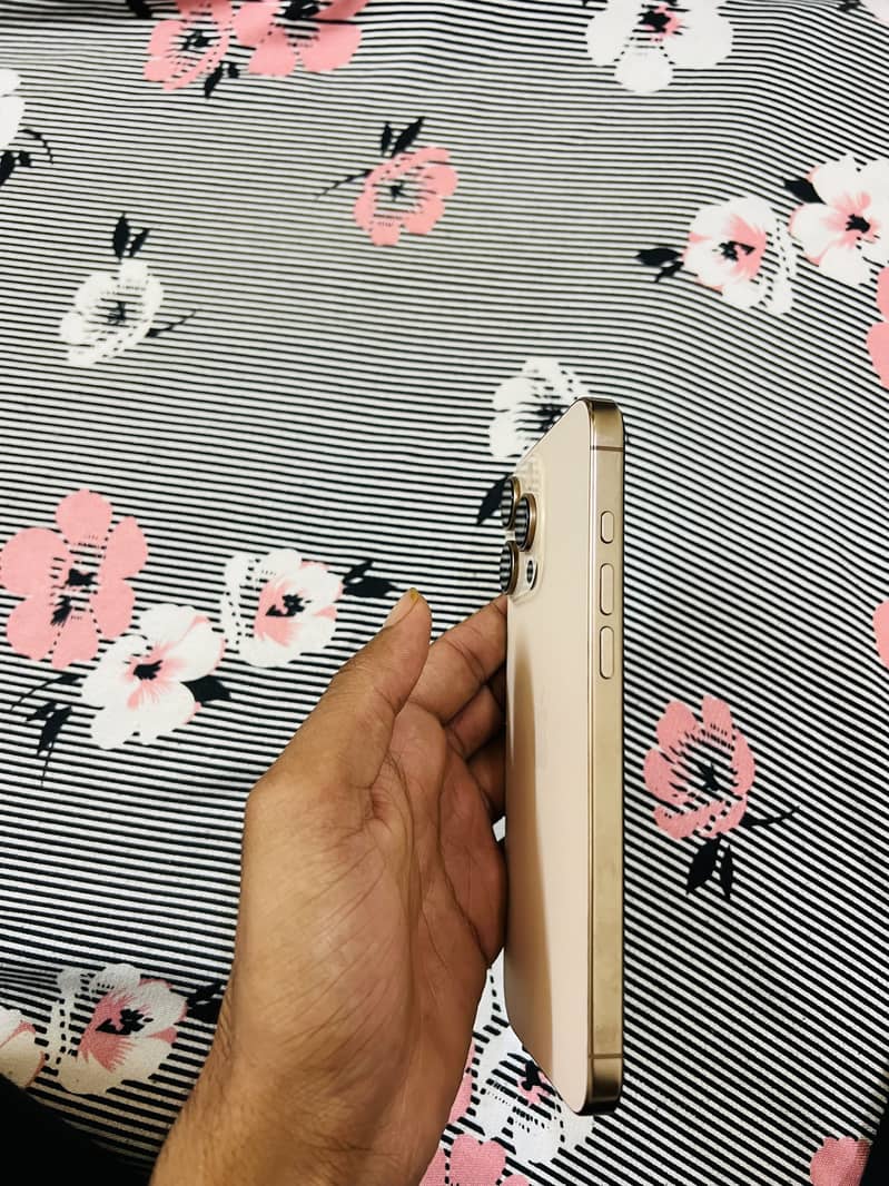 Apple iPhone 16 Pro Max 4